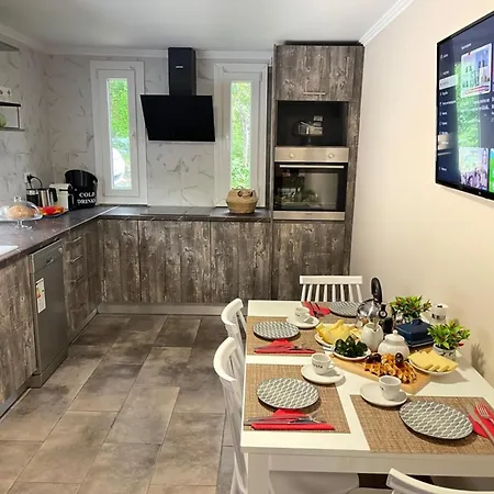 In With Private Pool & Sea Views *