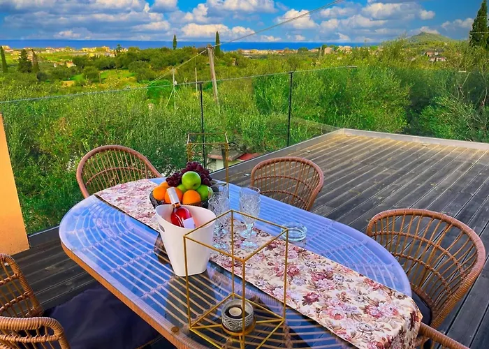 In With Private Pool & Sea Views